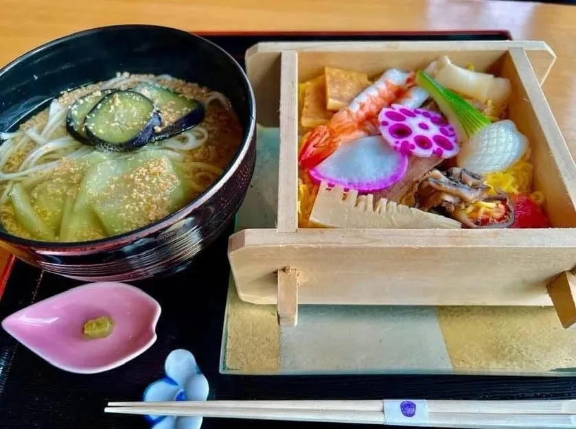10月より、ツガニ稲庭うどんと蒸し寿司セット始まります✨🦀